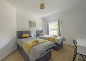 Birmingham Contractor House sleeps 8 Private Garden near M6 Motorway Business Wi-FI